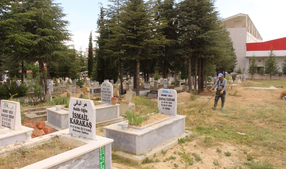 Antalya Büyükşehir Belediyesi Kurban Bayramı öncesi vatandaşların kabir ziyaretini rahat