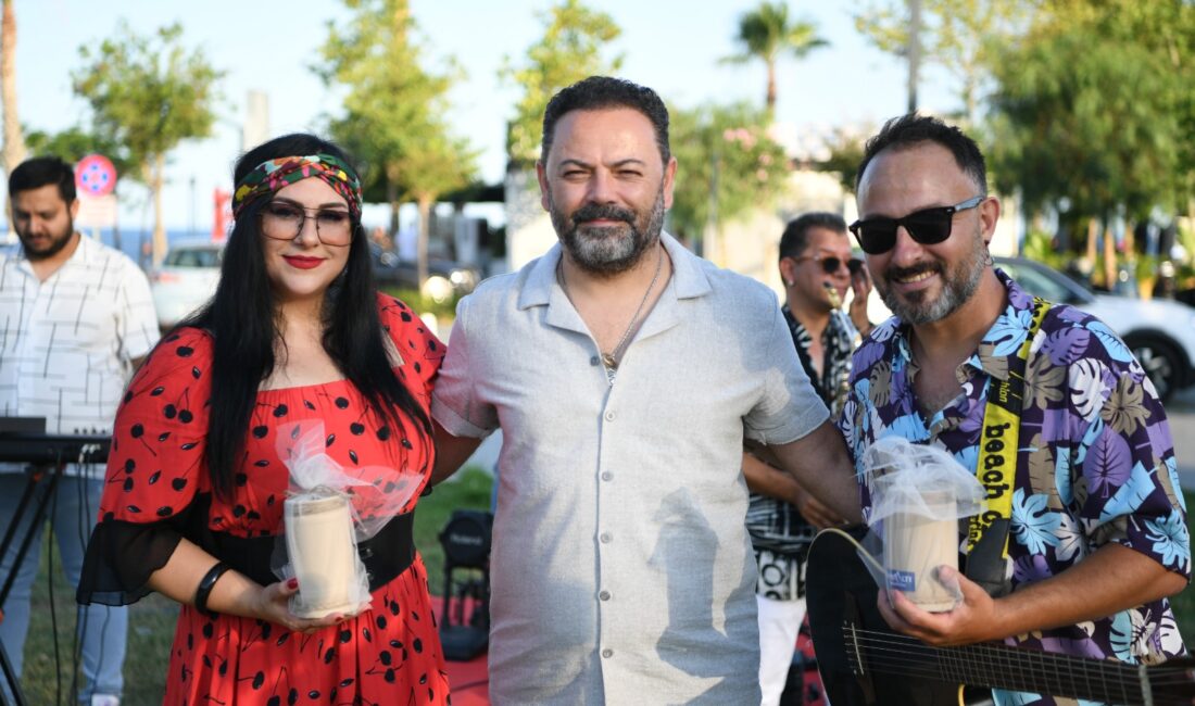   Antalya’da Konyaaltı Belediyesi’nin düzenlediği “Gün Batımı Konserleri” etkinliğinde nostalji