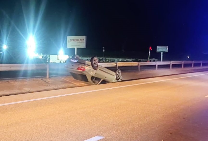 Afyonkarahisar’da refüje devrilen otomobildeki 3 kişi yaralandı. H.İ.K. idaresindeki otomobil,