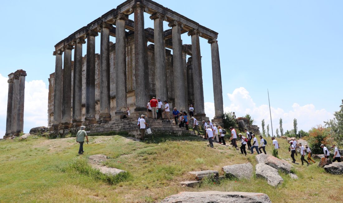 Kütahya’nın Çavdarhisar ilçesindeki Aizanoi Antik Kenti’nde düzenlenen yürüyüşe 130 dağcı