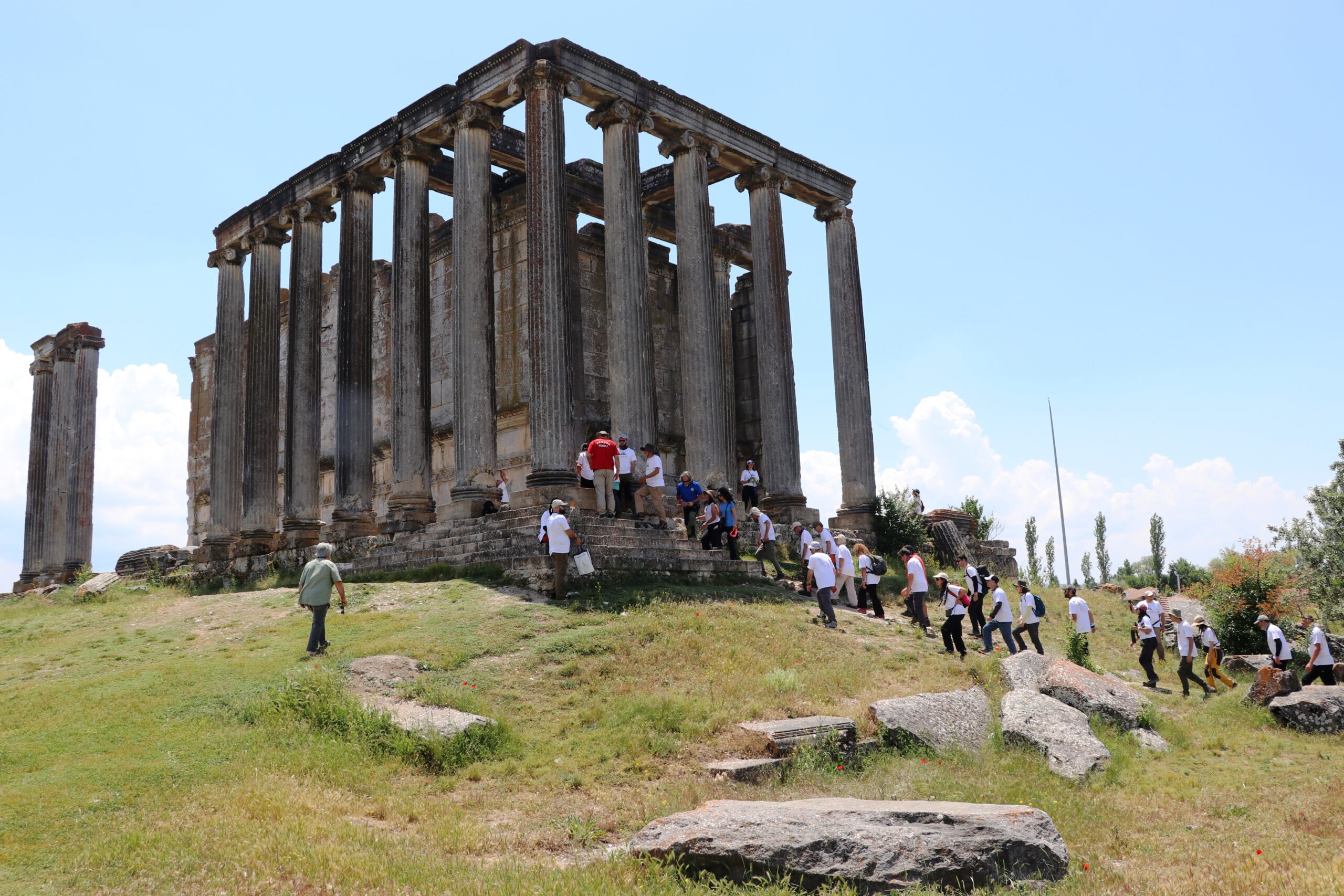 Kütahya’nın Çavdarhisar ilçesindeki Aizanoi Antik Kenti’nde düzenlenen yürüyüşe 130 dağcı
