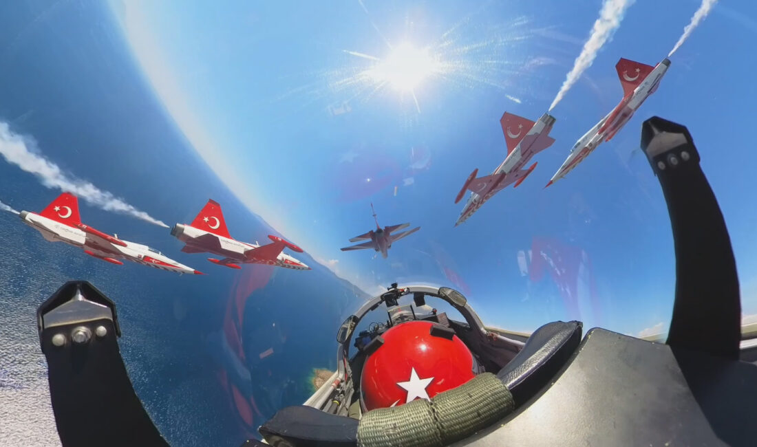 Türk Hava Kuvvetlerinin akrobasi timi Türk Yıldızları ve Türkiye’nin ilk