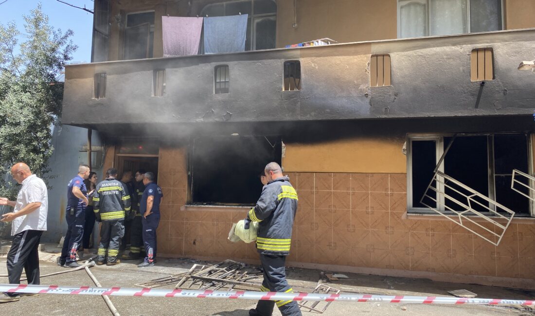 Manisa’nın Alaşehir ilçesinde bir evde çıkan yangında, yatalak kadın hayatını