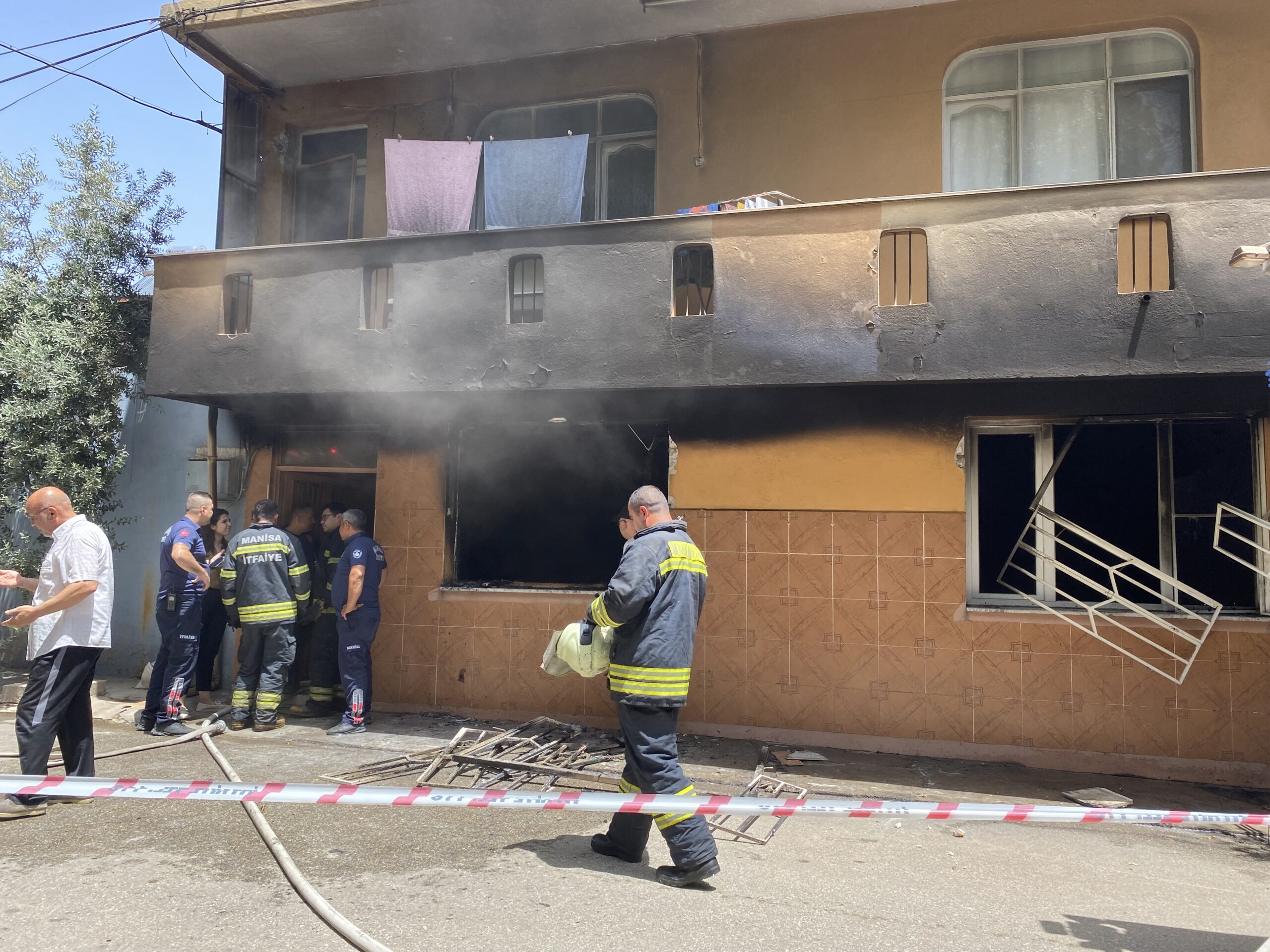 Manisa’nın Alaşehir ilçesinde bir evde çıkan yangında, yatalak kadın hayatını