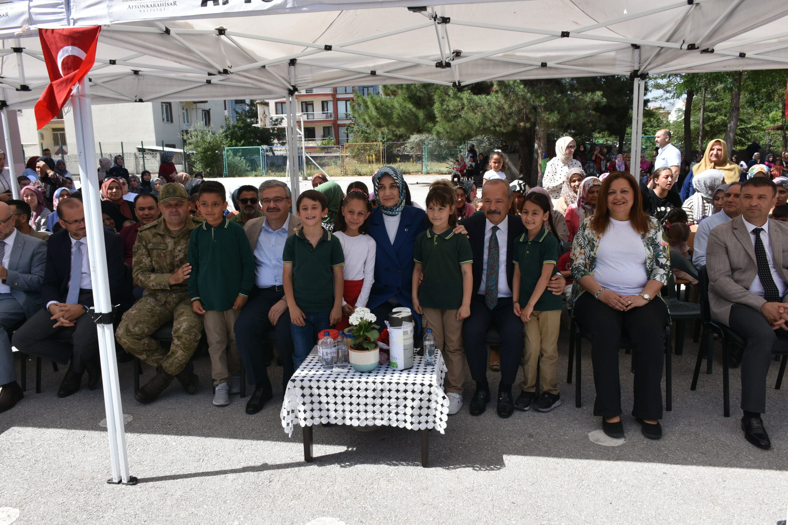 Konya, Karaman, Aksaray ve Afyonkarahisar’da öğrenciler, karnelerini alarak yaz tatiline