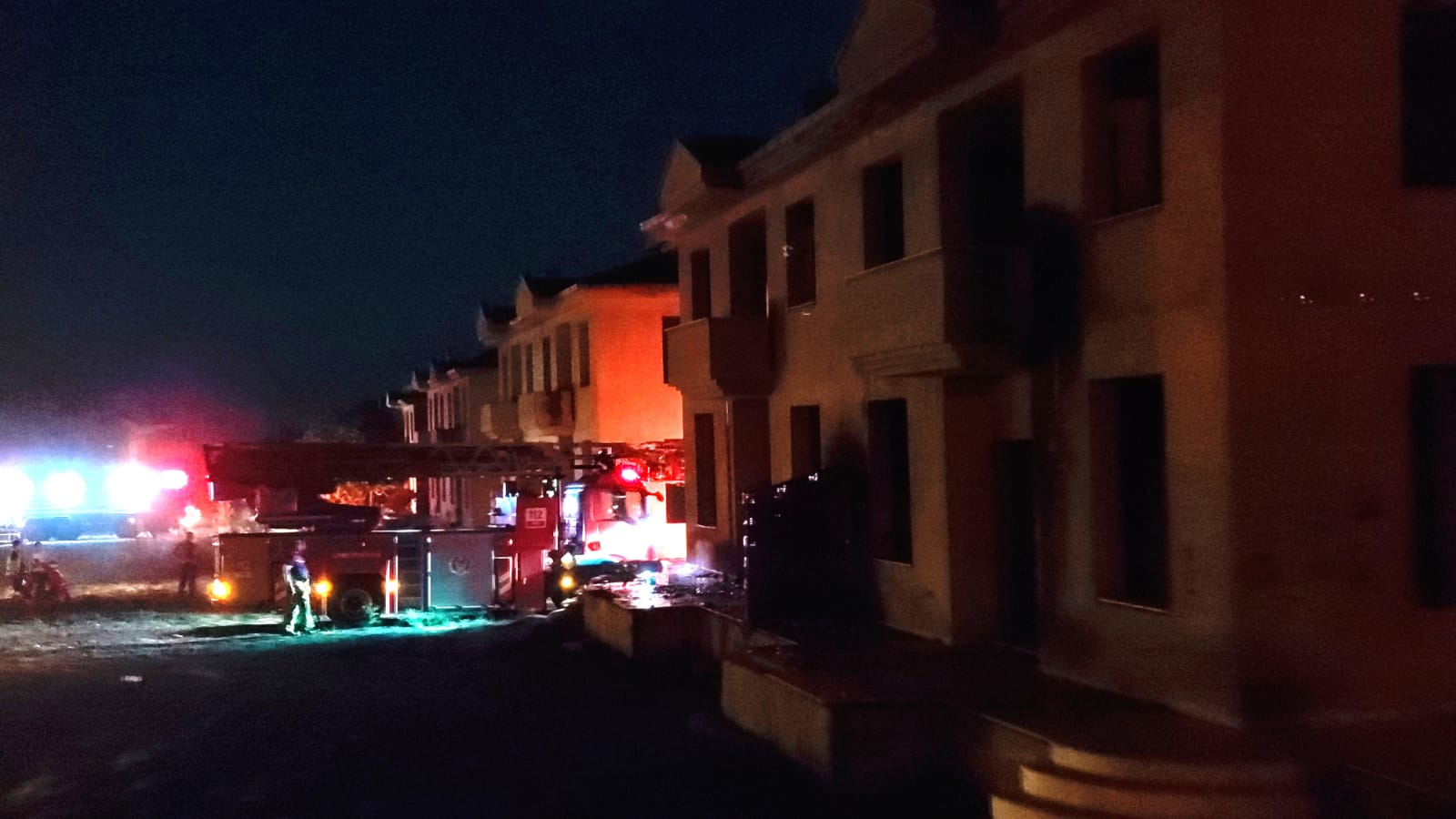 İzmir’in Ödemiş ilçesinde otluk alanda başlayıp bir sitede bulunan inşaat
