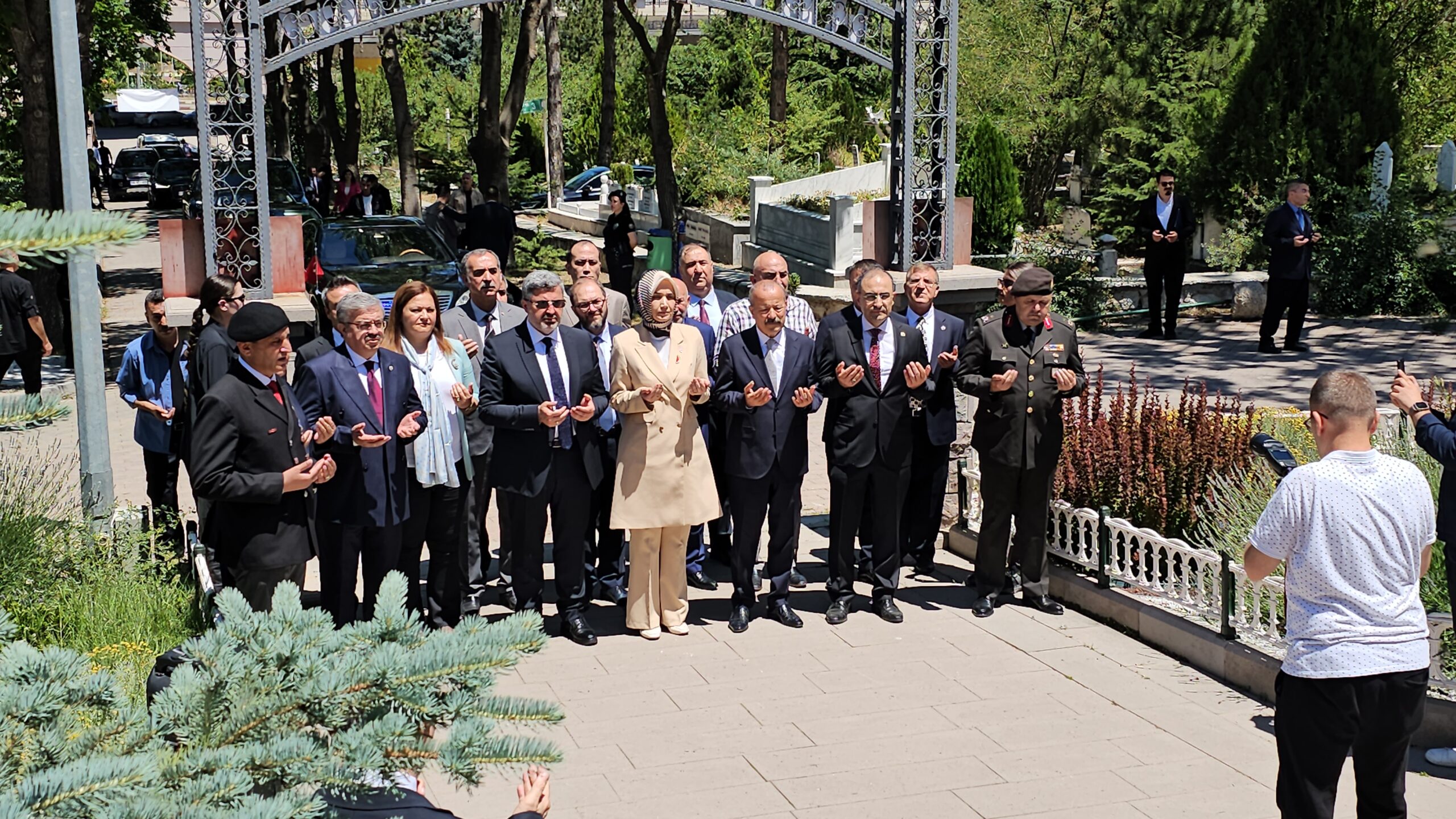 Afyonkarahisar’da Kurban Bayramı dolayısıyla bayramlaşma programı gerçekleştirildi. Vali Kübra Güran