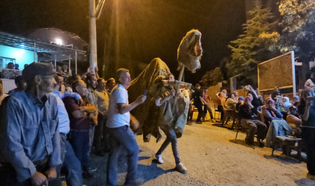 Manisa’nın Demirci ilçesinde Kurban Bayramı, kukla deve ve orta oyunu
