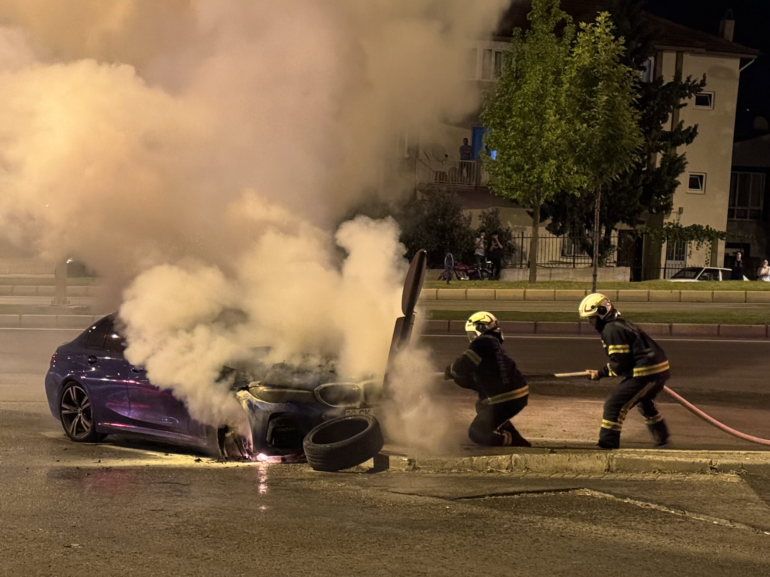 Denizli’nin Pamukkale ilçesinde bir otomobilin kaza yaptığı anlar, araç kamerasınca