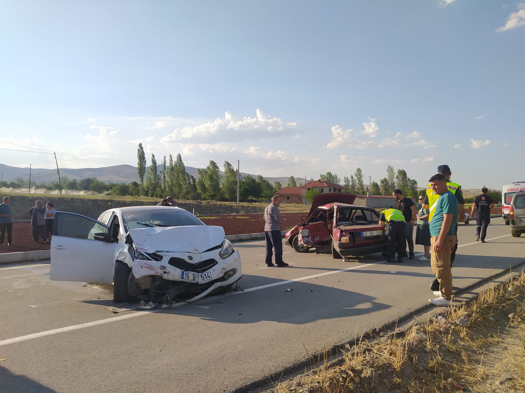 Afyonkarahisar’ın Şuhut ilçesinde iki otomobilin çarpışması sonucu 1 kişi yaşamını