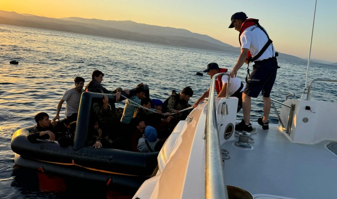 İzmir açıklarında, Türk kara sularına itilen 61 düzensiz göçmen kurtarıldı,