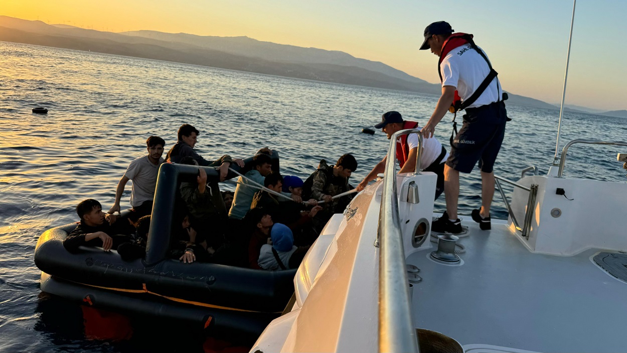 İzmir açıklarında, Türk kara sularına itilen 61 düzensiz göçmen kurtarıldı,
