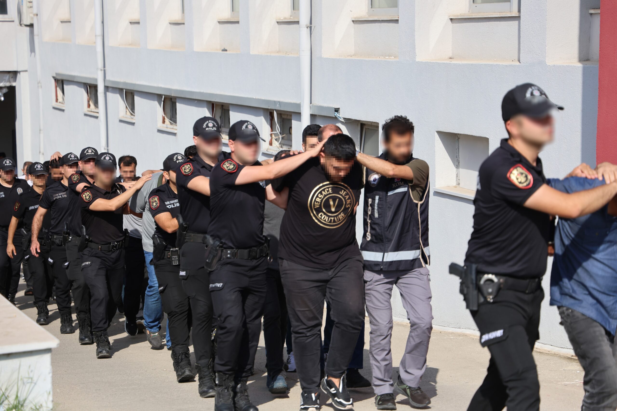 Adana merkezli 2 ilde “Altınyüzük” organize suç örgütüne yönelik yapılan