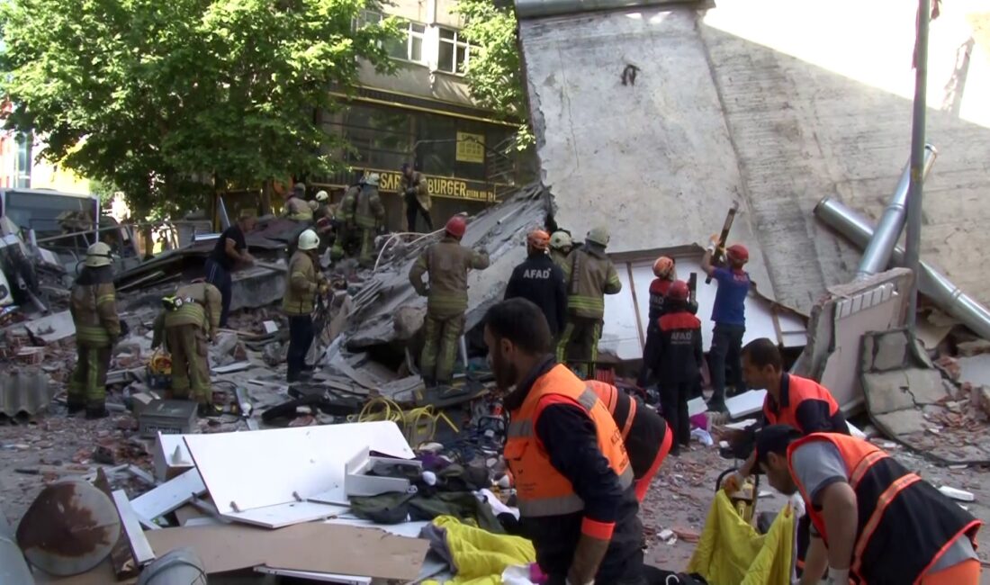 Küçükçekmece’de henüz belirlenemeyen bir nedenle 3 katlı bina çöktü. Enkaz