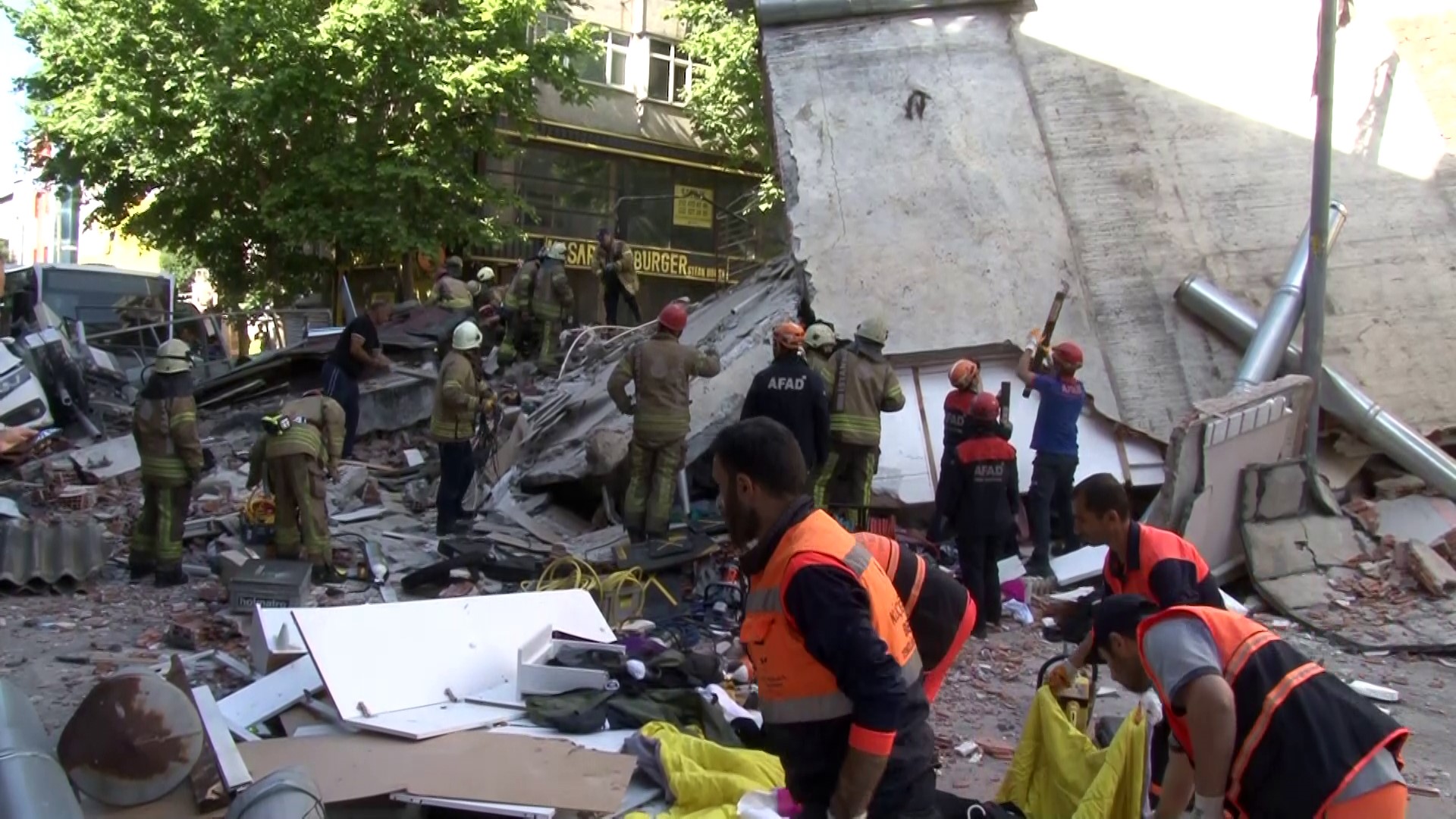Küçükçekmece’de henüz belirlenemeyen bir nedenle 3 katlı bina çöktü. Enkaz