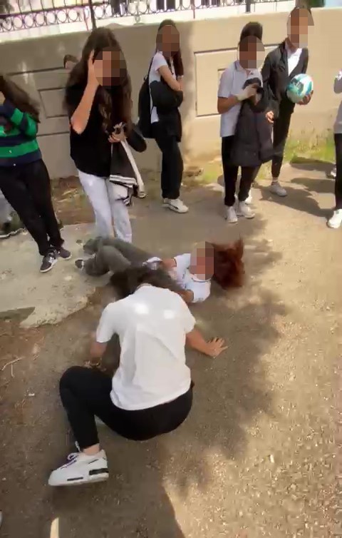 Kocaeli’de ortaokul öğrencisi 2 kız saç saça baş başa kavga