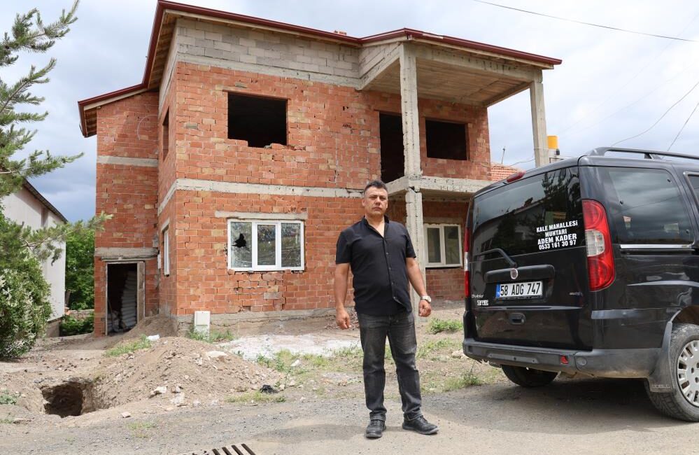 Sivas’ın Şarkışla ilçesinde bulunan bir muhtar, yaptığı projelerle takdir topluyor.