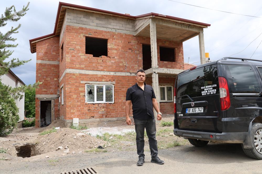 Sivas’ın Şarkışla ilçesinde bulunan bir muhtar, yaptığı projelerle takdir topluyor.