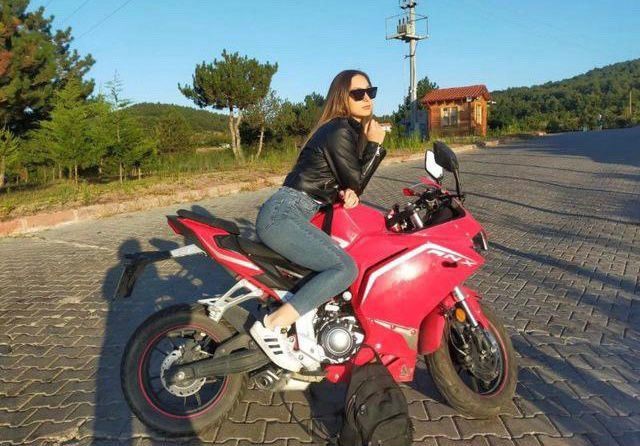 Sakarya’nın Serdivan ilçesinde iki motosikletin karıştığı kazada sürüklenerek otomobilin altına