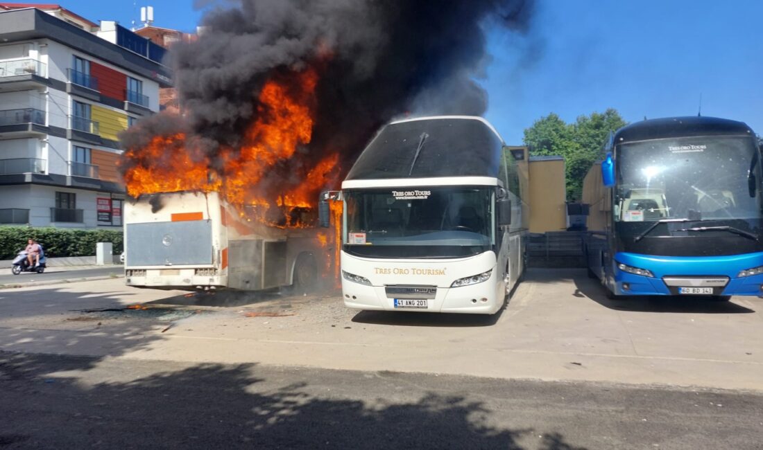 Kocaeli’nin Gebze ilçesinde otoparkta bulunan otobüs alev aldı. Yangında 3