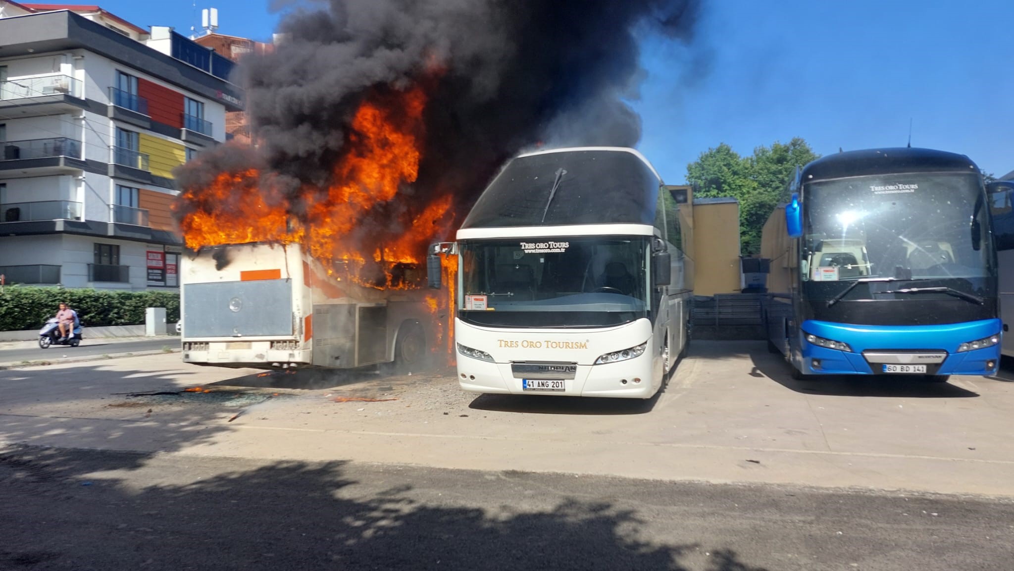 Kocaeli’nin Gebze ilçesinde otoparkta bulunan otobüs alev aldı. Yangında 3