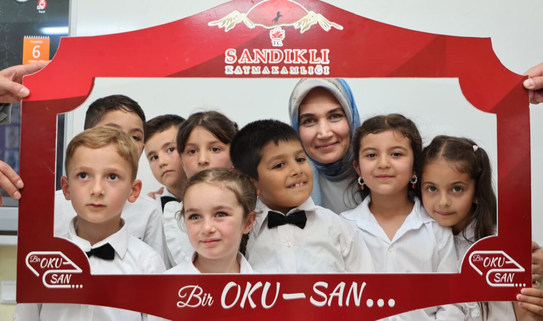 Afyonkarahisar Valisi Doç. Dr. Kübra Güran Yiğitbaşı, okuma yazma öğrenen