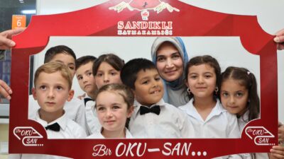 Afyonkarahisar Valisi Doç. Dr. Kübra Güran Yiğitbaşı, okuma yazma öğrenen