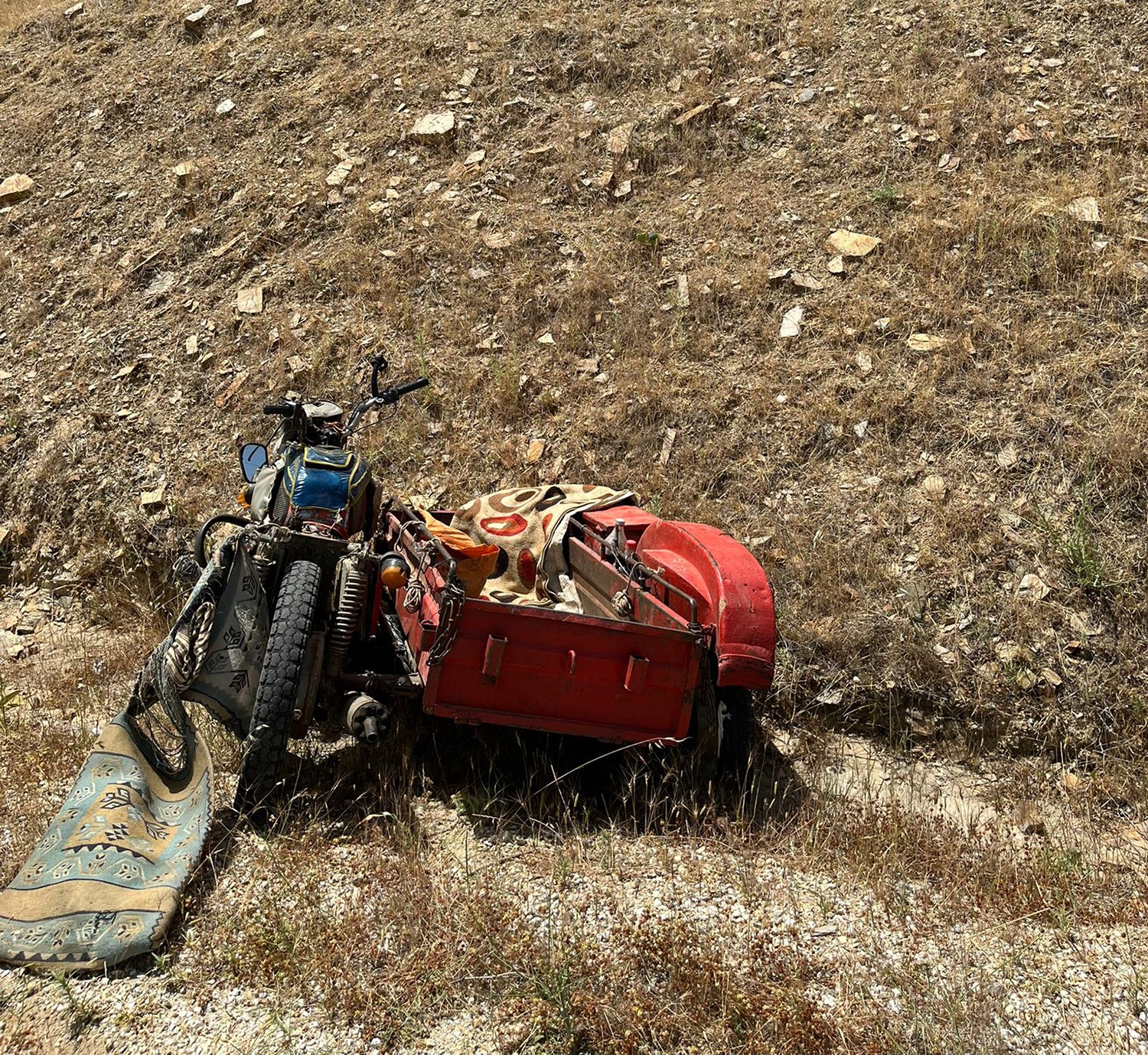 Manisa’nın Kula ilçesinde kontrolden çıkan motosikletin alt yola uçtuğu kazada