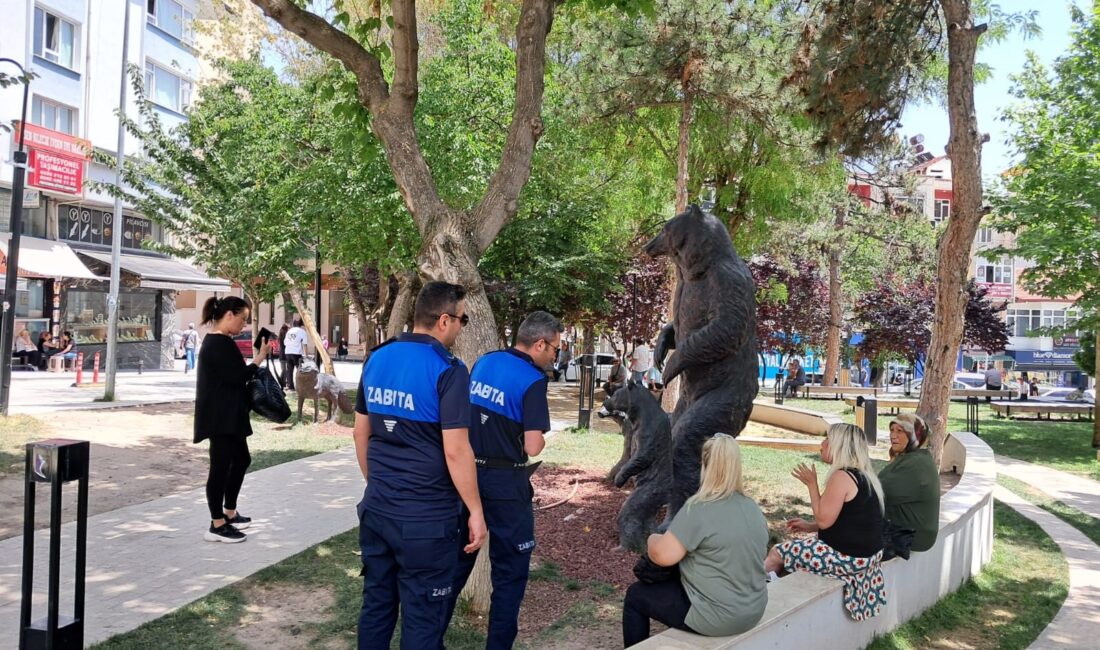 Bilecik Belediyesi tarafından başlatılan uygulama kapsamında yerlere sigara izmariti ve