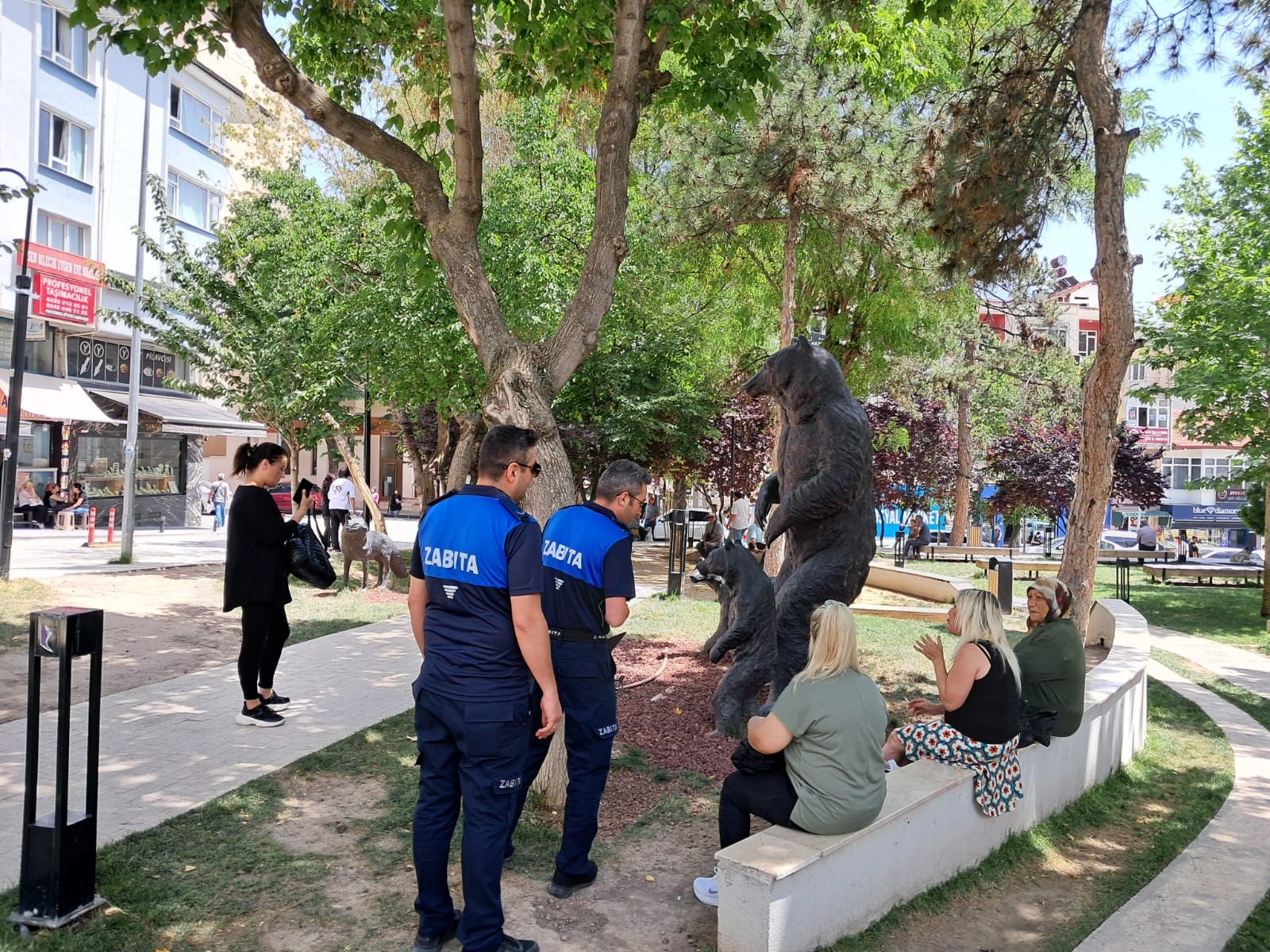 Bilecik Belediyesi tarafından başlatılan uygulama kapsamında yerlere sigara izmariti ve