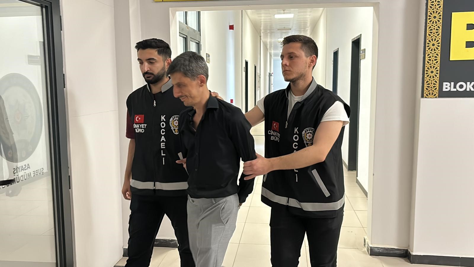 Kocaeli’nin Kartepe ilçesinde bir şüpheli, önüne koyduğu satır ve 2