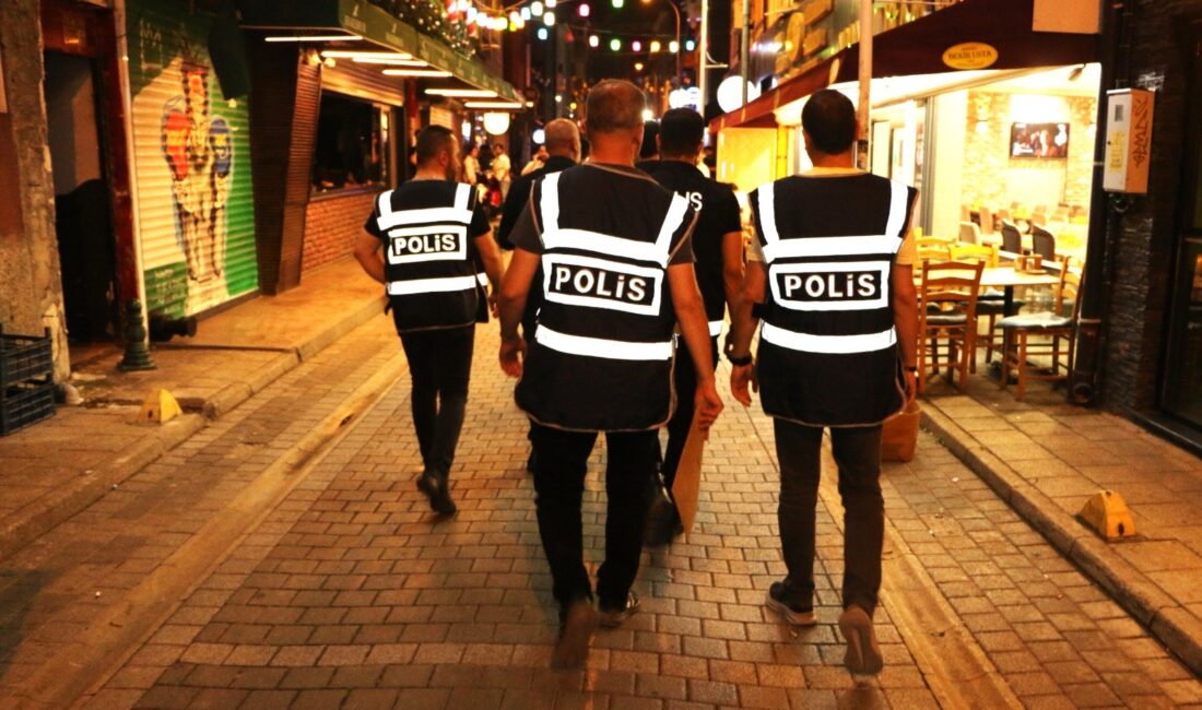 Eskişehir’de polis ekipleri tarafından ‘Barlar Sokağı’ olarak bilinen bölgede yaptığı