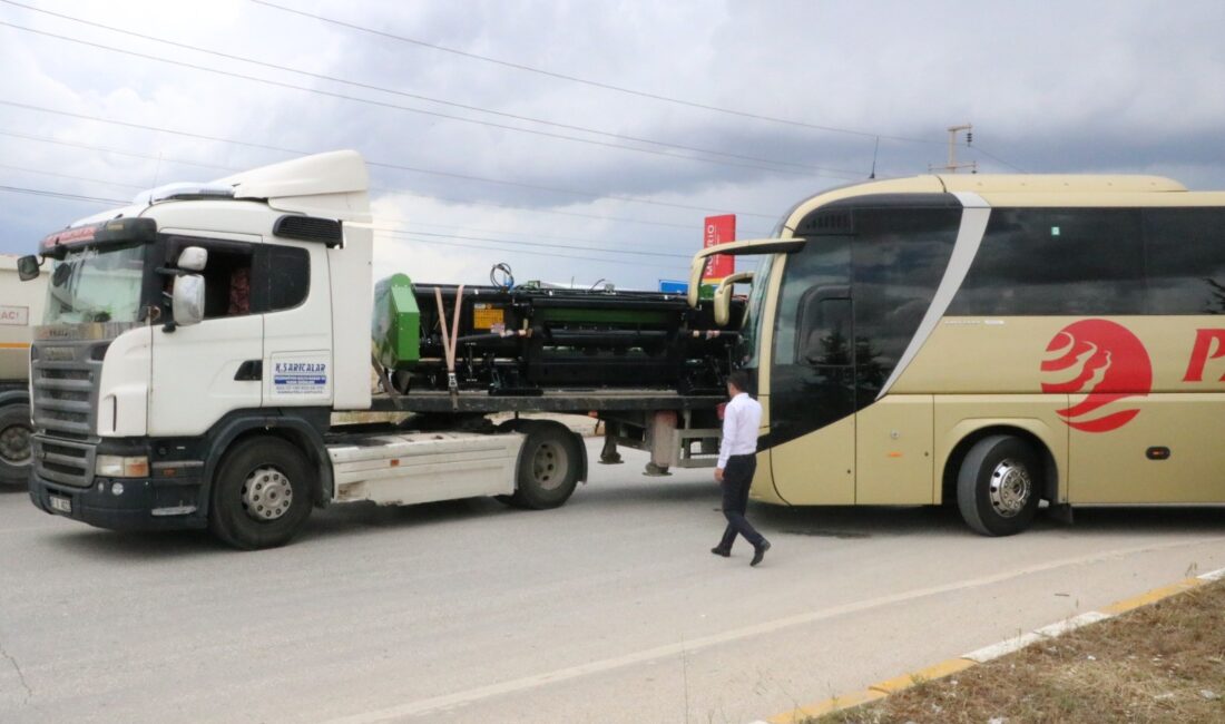 Afyonkarahisar’da tır ile otobüsün çarpıştığı trafik kazasında yürekler ağza gelirken