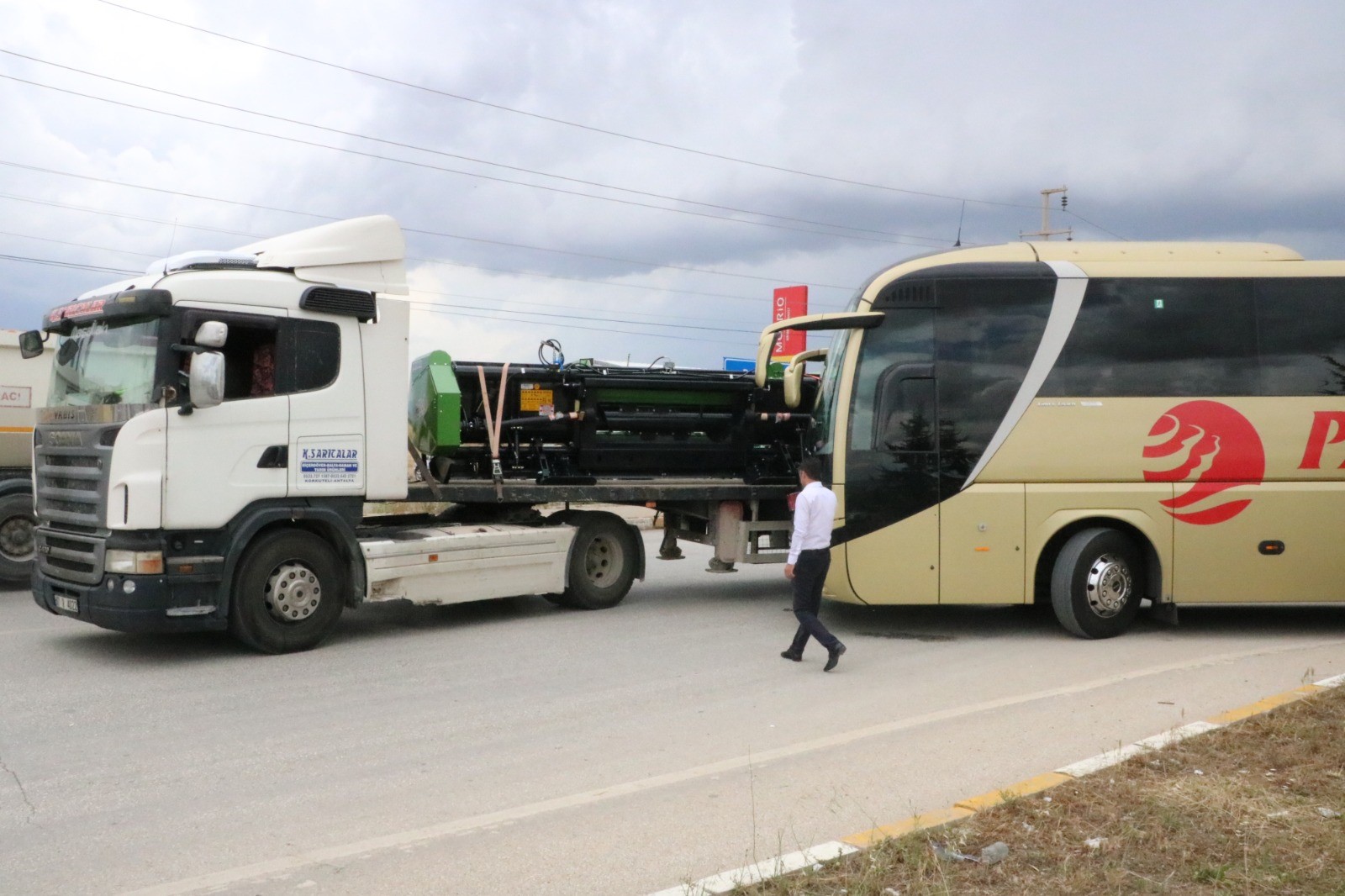 Afyonkarahisar’da tır ile otobüsün çarpıştığı trafik kazasında yürekler ağza gelirken