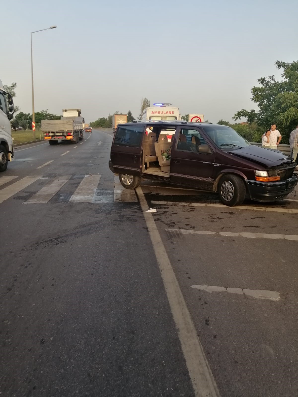 Konya’nın Akşehir ilçesinde ışık ihlali yapan tırın otomobile çarpması sonucu