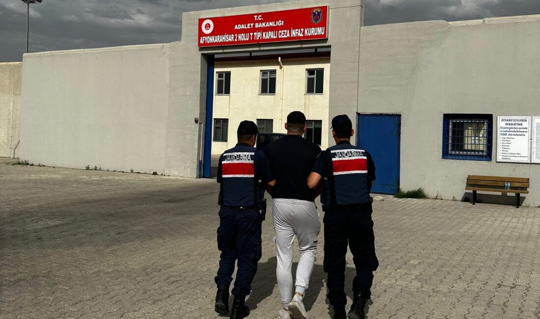 Cinsel istismar suçundan 5 yıl 10 ay hapis cezasıyla aranan şahsı jandarma yakaladı Afyonkarahisar’da cinsel istismar suçu ile 5 yıl 10 ay hapis
