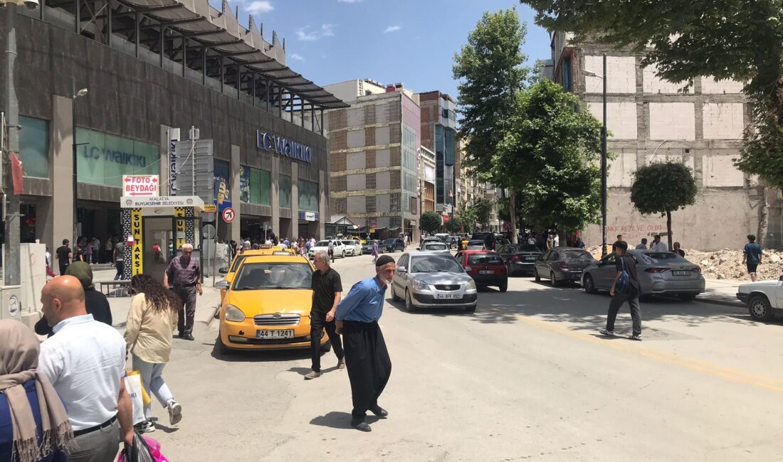 Deprem bölgesi Malatya’da geçici konteyner çarşılarda hizmet veren esnaflar bayram