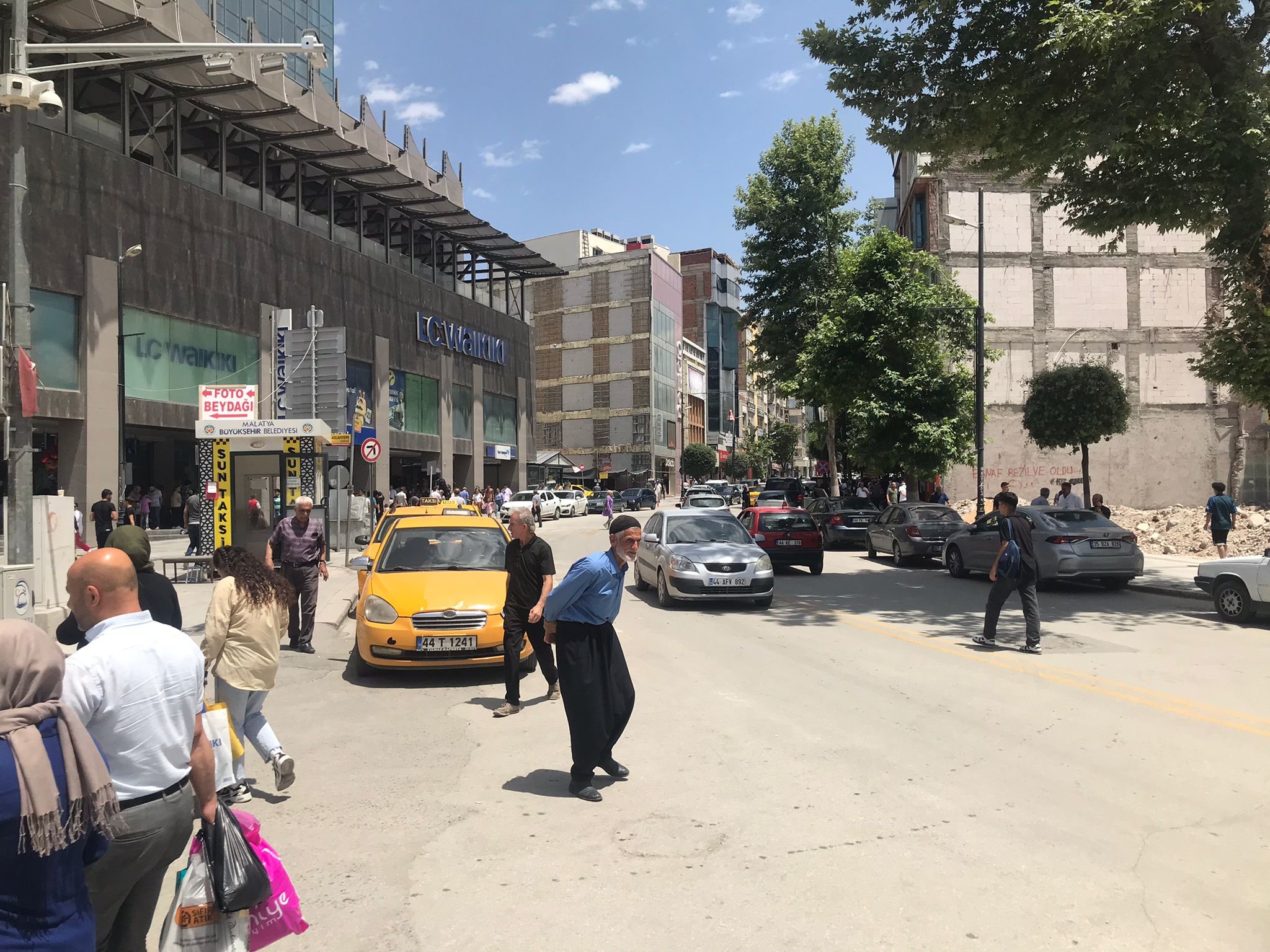 Deprem bölgesi Malatya’da geçici konteyner çarşılarda hizmet veren esnaflar bayram