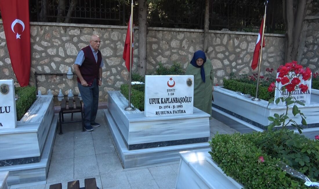 Bursa’da Kurban Bayramı dolayısıyla şehit yakınları kabir ziyaretlerinde bulundu. Mezardaki