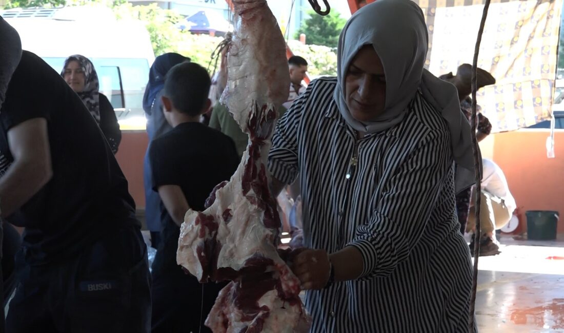 Kurban Bayramı’nın ilk gününde Bursa’da kurban kesim yerleri doldu taştı.
