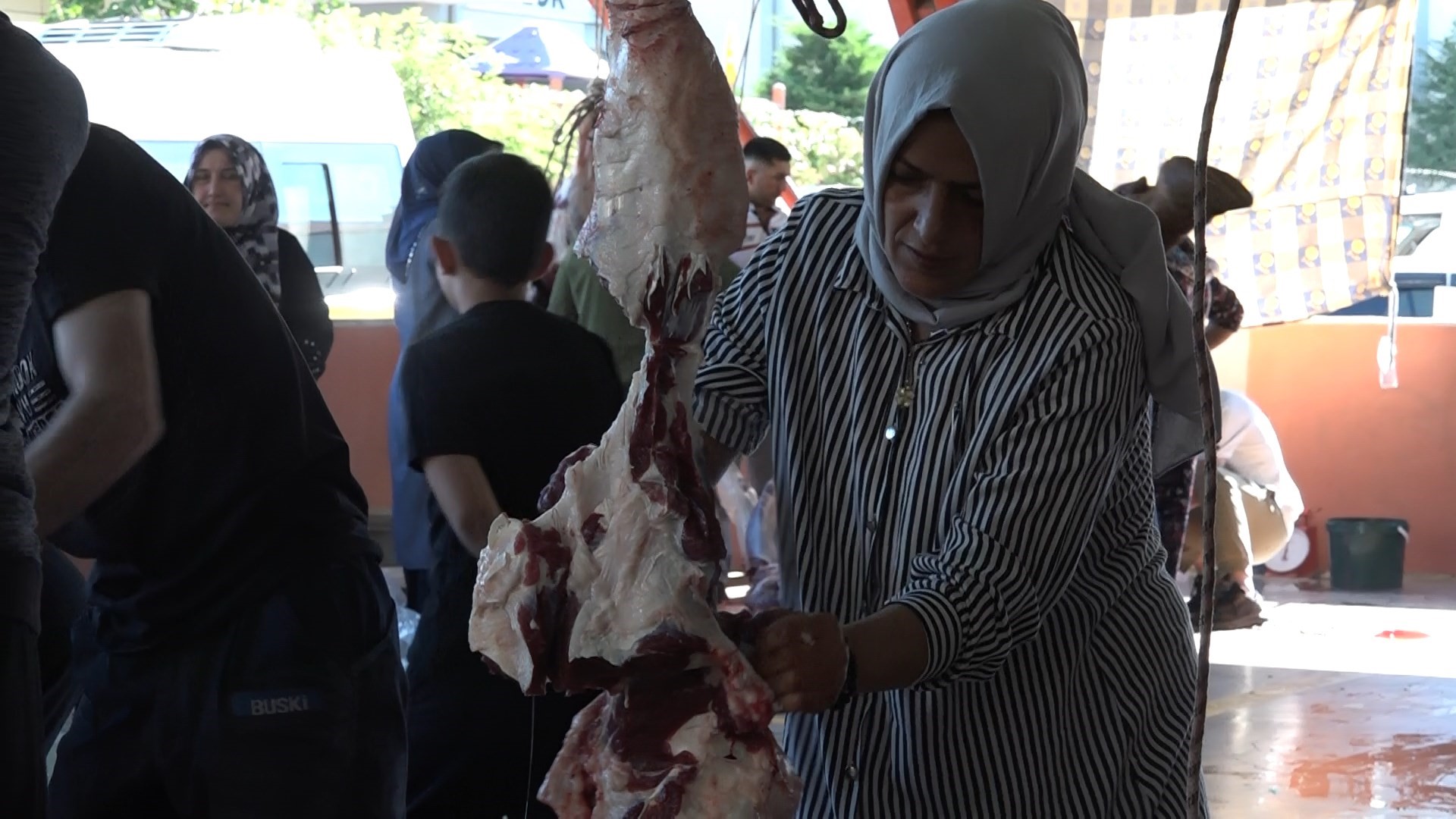 Kurban Bayramı’nın ilk gününde Bursa’da kurban kesim yerleri doldu taştı.