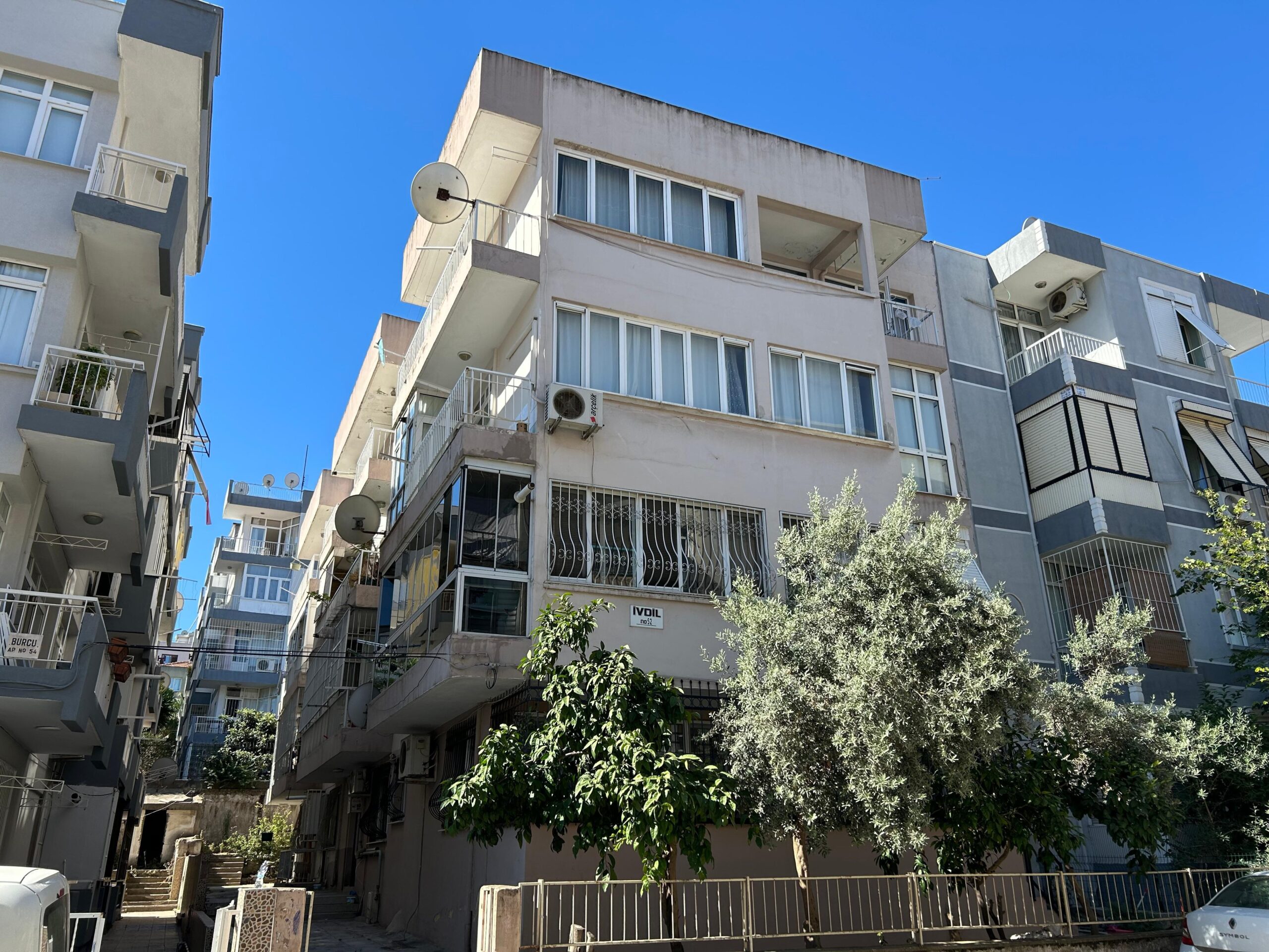 İzmir’in Karabağlar ilçesinde 15 yaşındaki kız çocuğunun eski sevgilisi 15