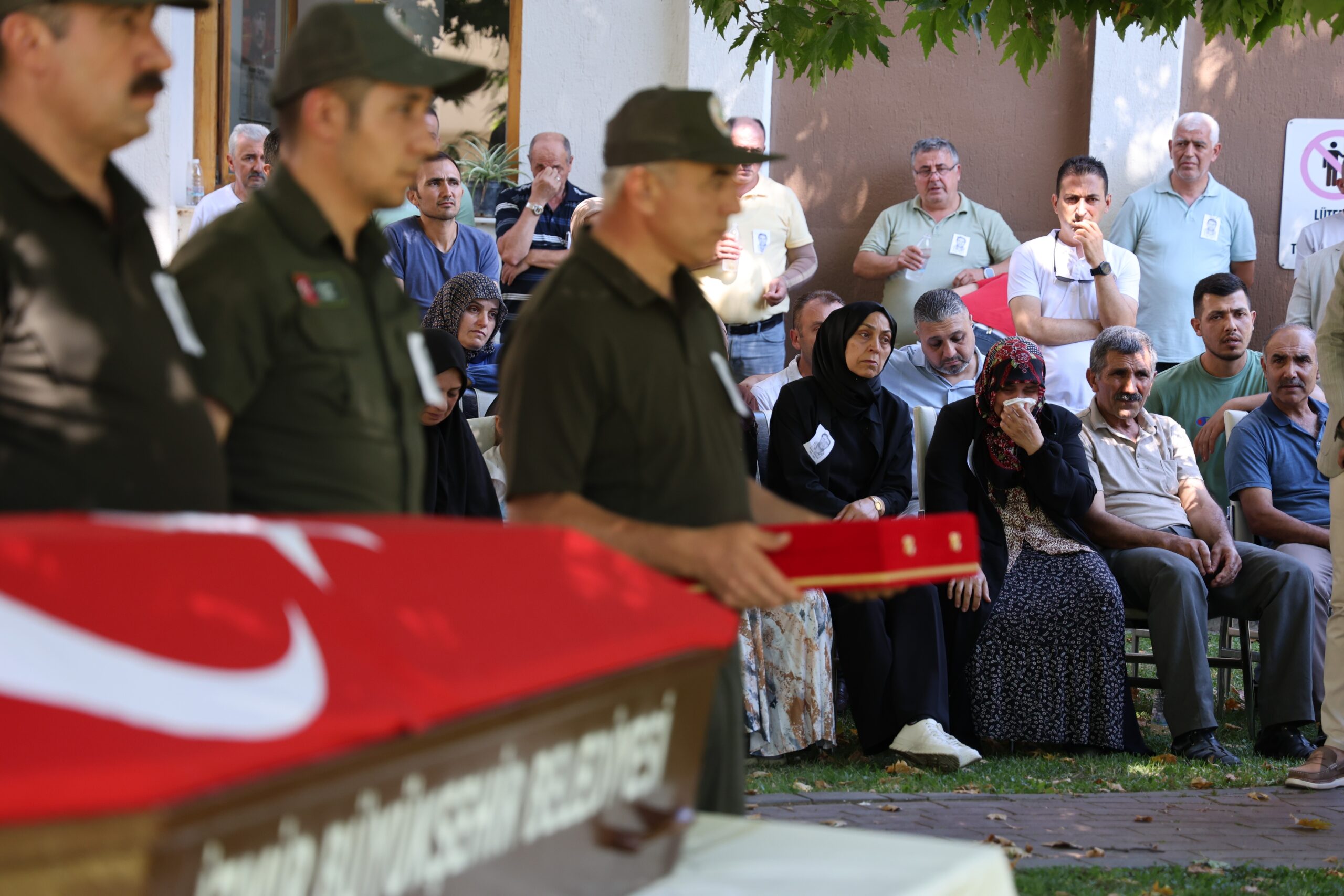 İzmir’in Bayındır ilçesinde çıkan yangına müdahale ettikten sonra görev yerine