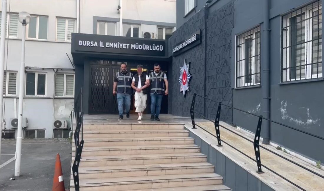 Bursa Asayiş Şube Müdürlüğü’ne bağlı Aranan Şahıslar Büro Amirliği ekipleri,