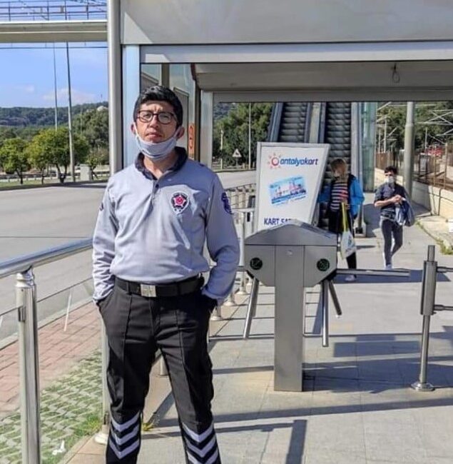 Antalya’da arkadaşını eski sevgilisinden korumak isterken göğsünden bıçaklanan güvenlik görevlisi