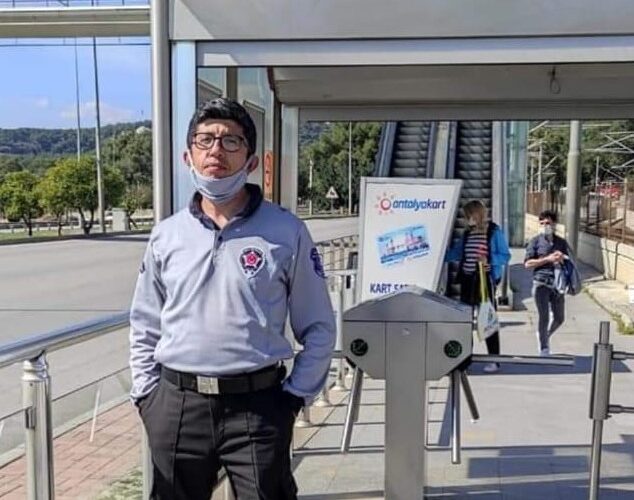 Antalya’da arkadaşını eski sevgilisinden korumak isterken göğsünden bıçaklanan güvenlik görevlisi