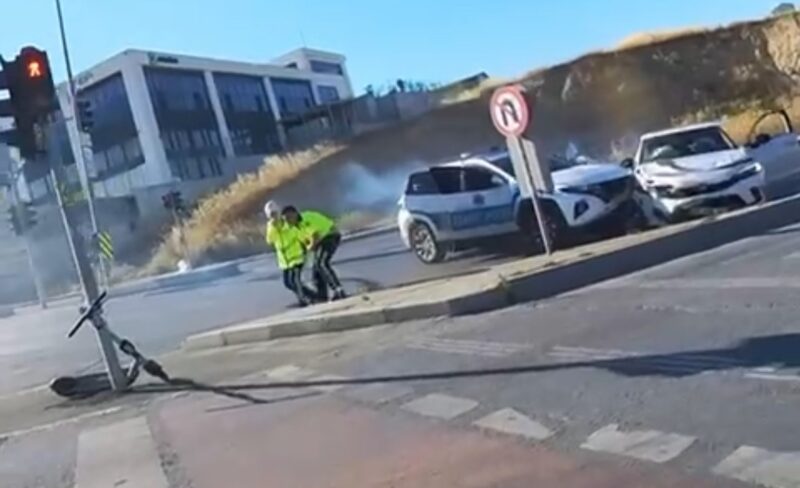 Beylikdüzü’nde cadde üzerinde seyreden trafik ekibi ile kırmızı ışıkta geçen