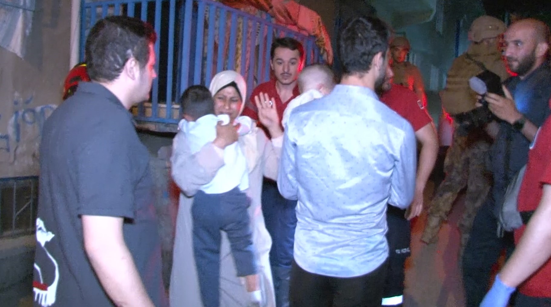 Başakşehir’de karısıyla tartışan yabancı uyruklu şahıs, evdeki üç çocuğunu rehin