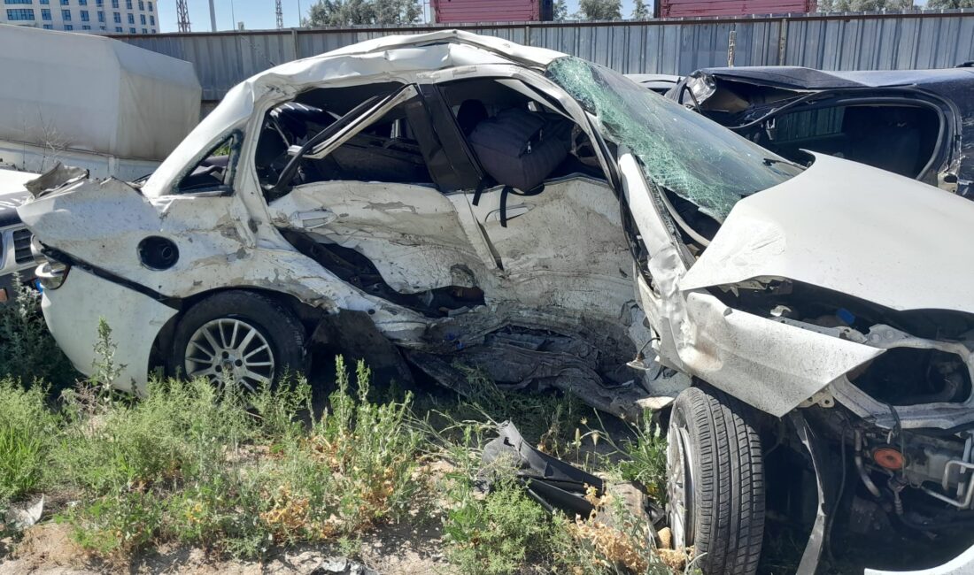 Konya’nın Karapınar ilçesinde iki otomobilin çarpışması sonucu meydana gelen trafik