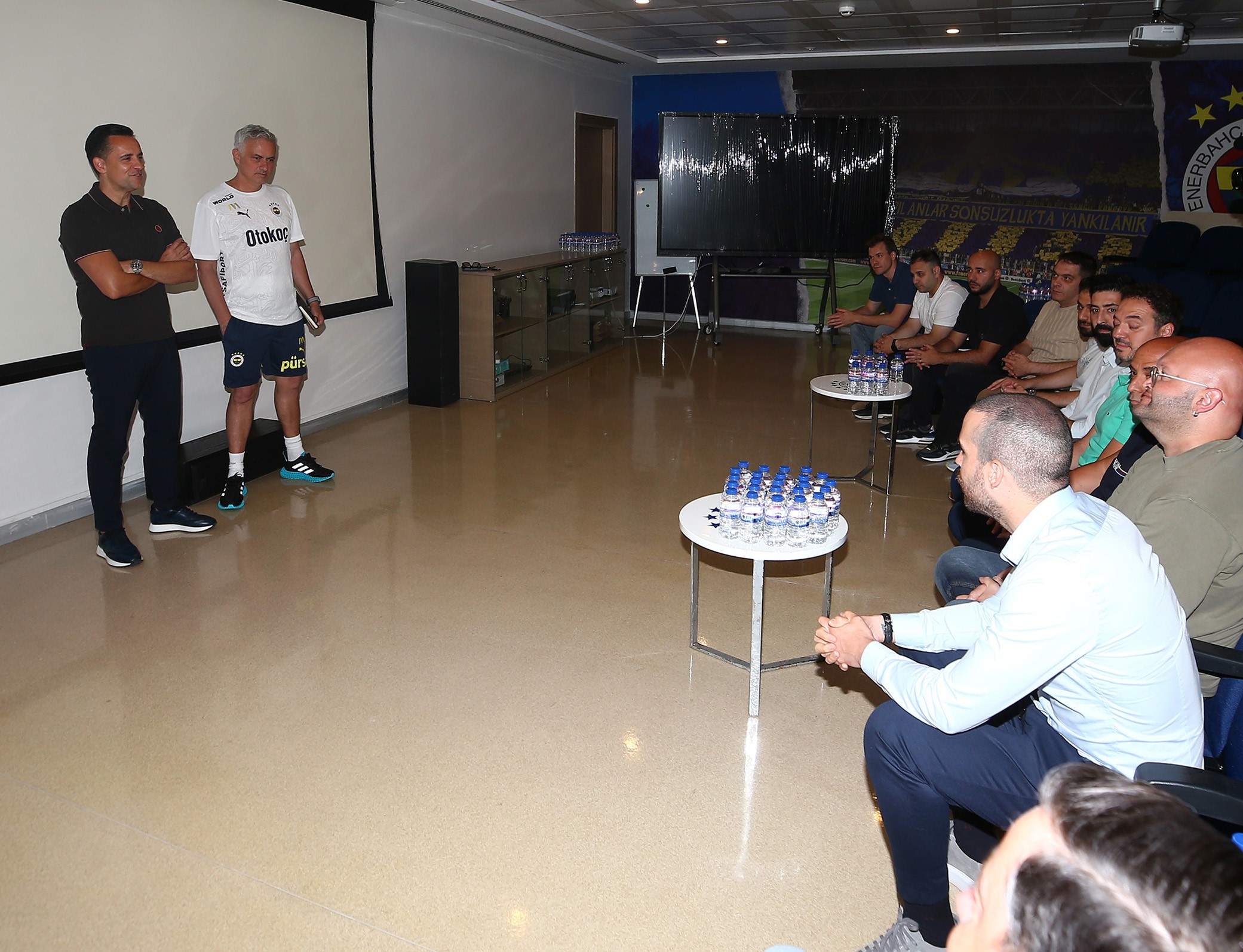 Fenerbahçe’nin yeni teknik direktörü Jose Mourinho, İstanbul’a gelerek yeni sezon